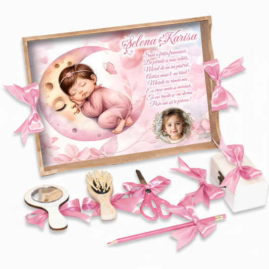 tavita-mot-bebelus-dormind-pe-luna-roz-personalizata-poza-set-aniversar-karinis